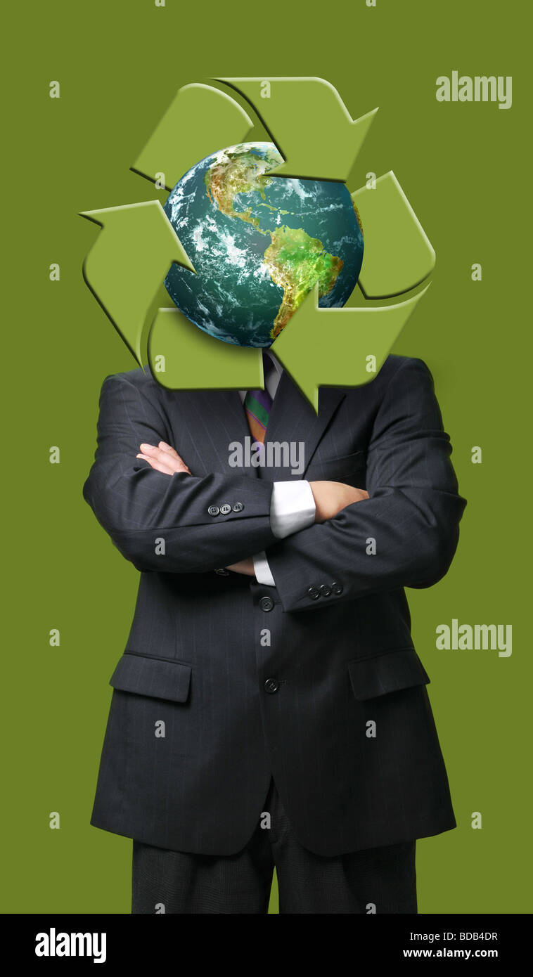 Globale Recycling Unternehmen Metapher vor einem grünen Hintergrund Stockfoto