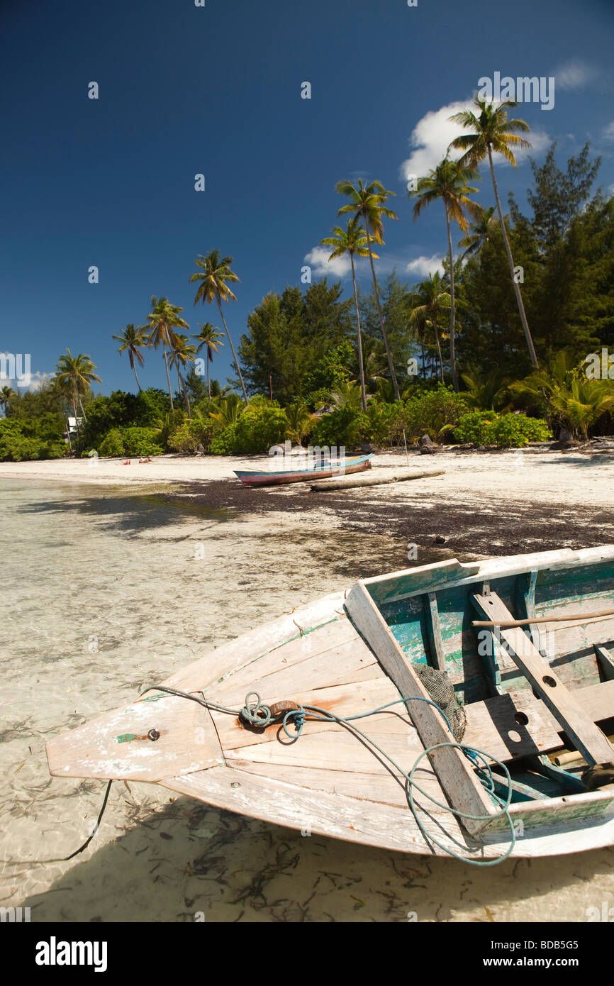 Indonesien Sulawesi Hoga Insel Bounty Bay Boot am idyllischen Palm gesäumten weißen Korallen Sandstrand Stockfoto