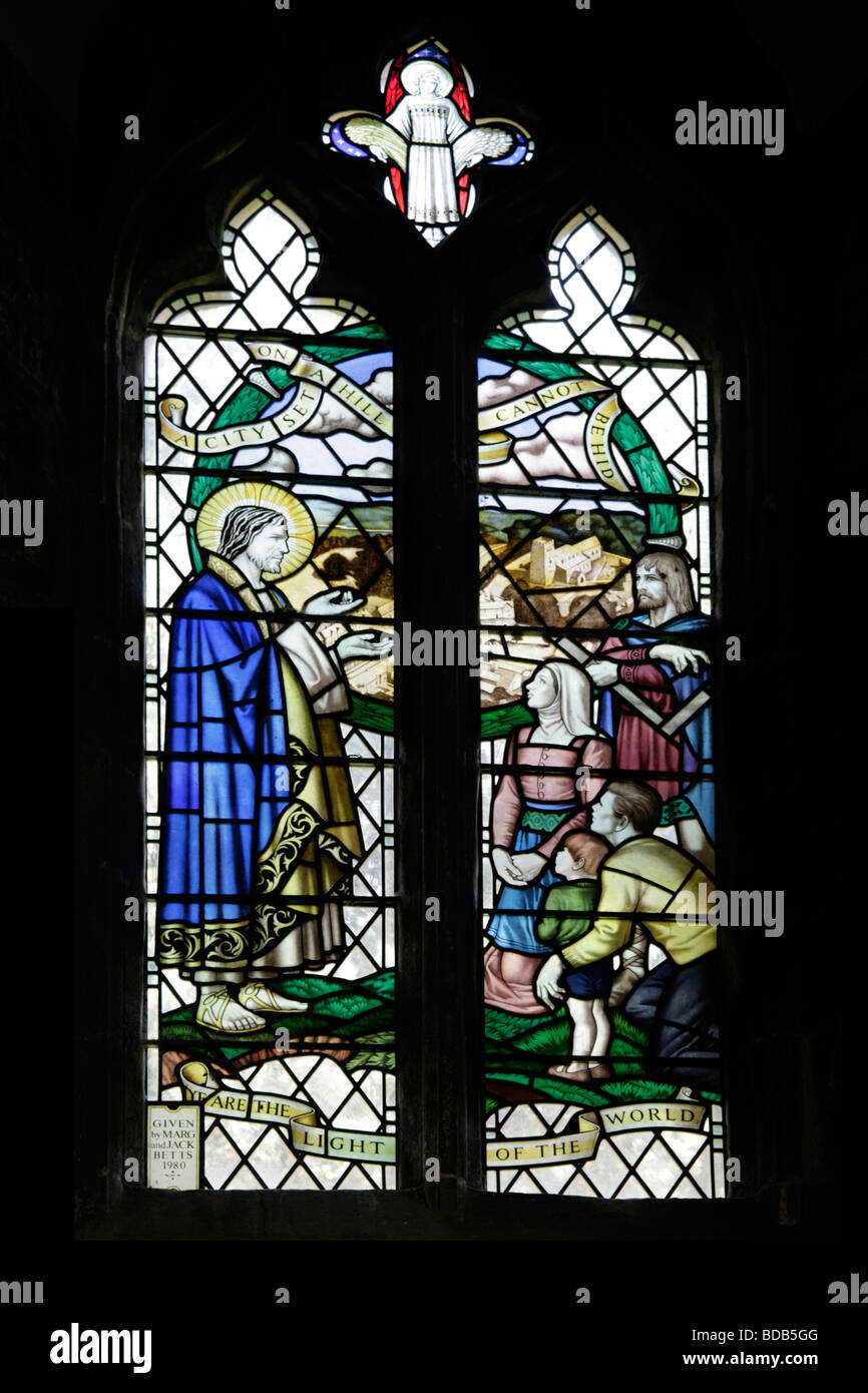 Buntglasfenster, in dem Christus den sächsischen Erbauern der Kirche von Francis Skeat, Earls Barton Church, Northamptonshire, erscheint Stockfoto