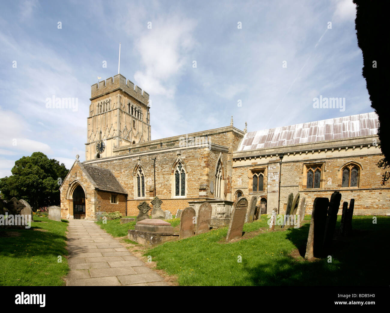 Earls Barton Kirche mit sächsischen Turm aus ca. 10. Jahrhundert Northamptonshire Stockfoto