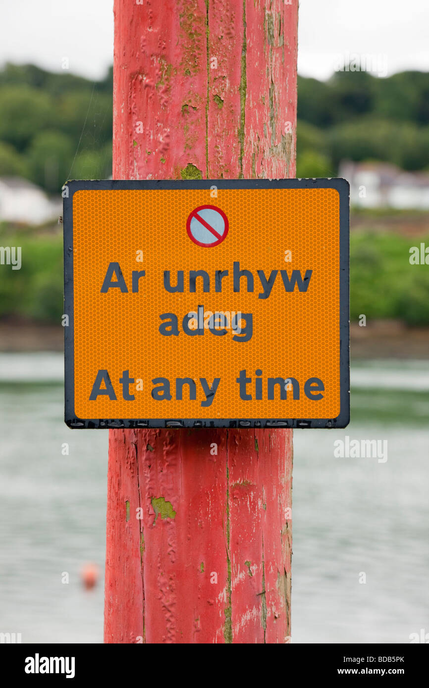 Großbritannien UK zweisprachige No Parking anmelden jederzeit alte Holzpfosten in Walisisch und Englisch Stockfoto