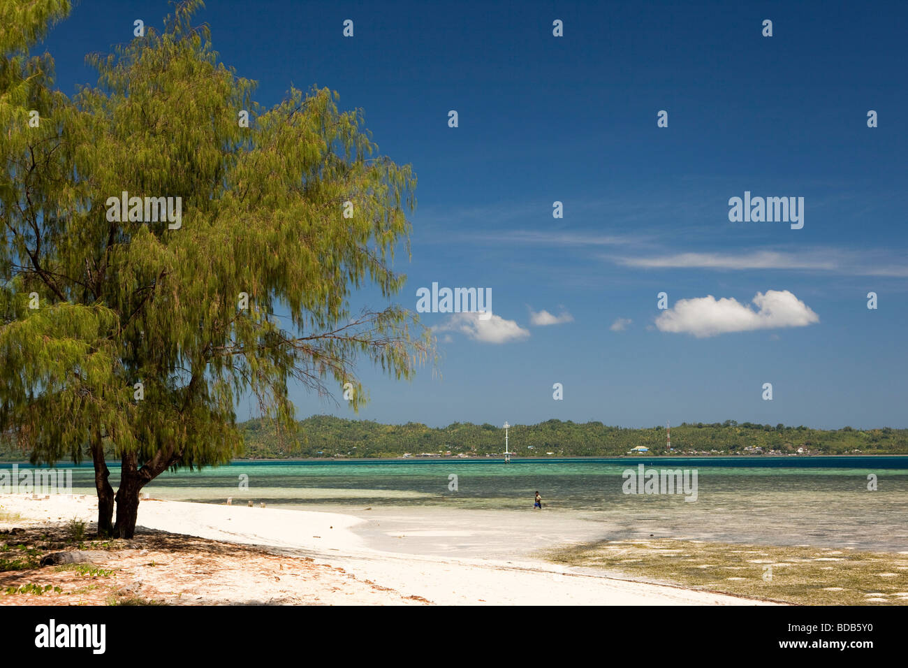 Indonesien Sulawesi Wakatobi Nationalpark Hoga Insel-Blick vom Strand auf auf Kaledupa Stockfoto