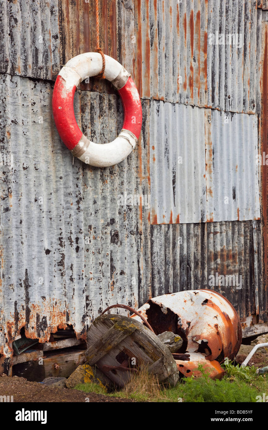 Großbritannien UK alte Rettungsring Ring hängen an einer Wellpappe rostiges Eisen Metall Wand Stockfoto