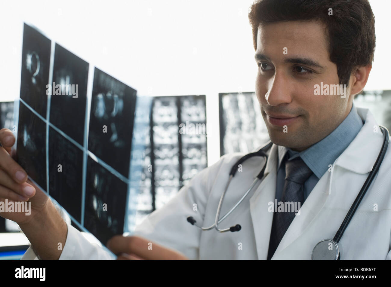Männlichen Arzt untersucht einen Röntgen-Bericht Stockfoto