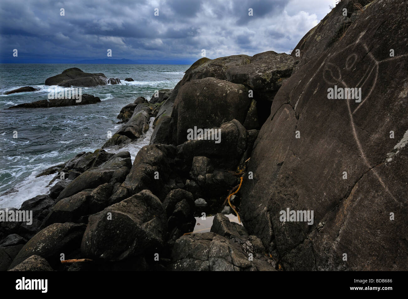 Alten Petroglyph Felskunst entlang der zerklüfteten Küste der südlichen Vancouver Insel Stockfoto