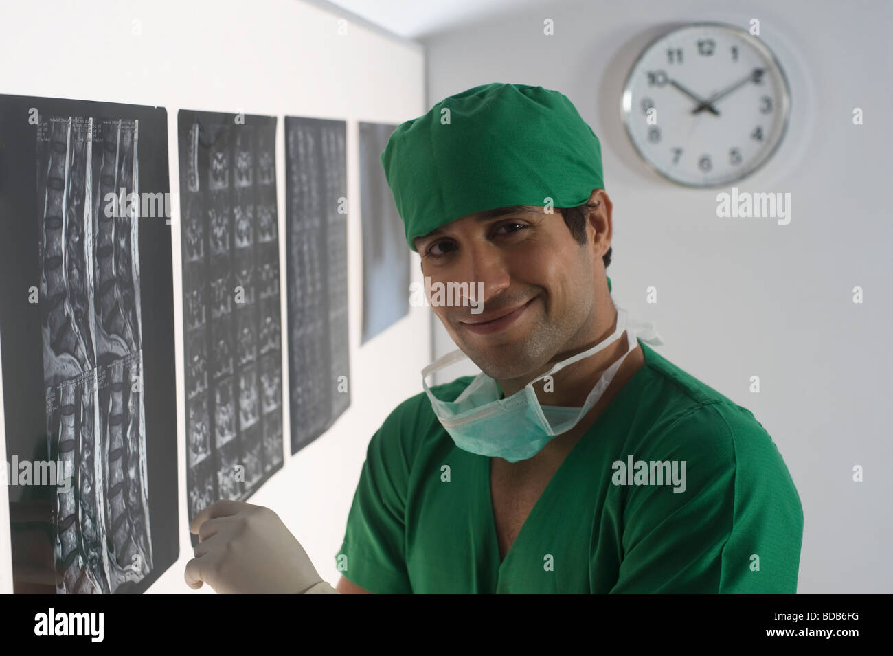 Porträt eines männlichen Chirurgen lächelnd Stockfoto