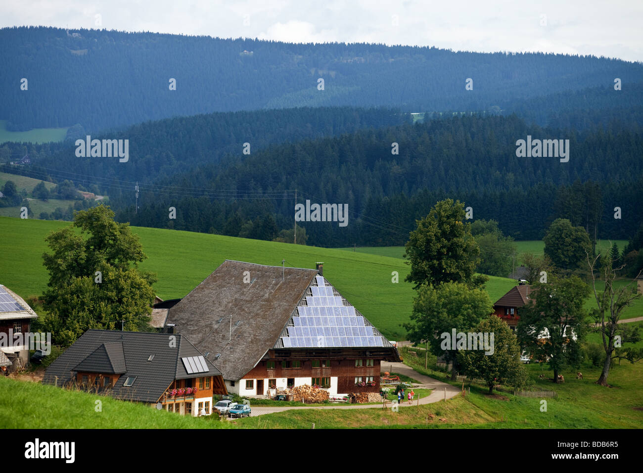 Ein Öko-Haus, angetrieben durch Sonnenkollektoren im Schwarzwald, Deutschland, Europa. Stockfoto