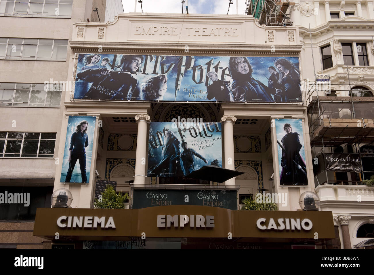 West End Empire Cinema am Leicester Square in London geschmückt mit Werbeplakaten für Harry Potter Film / film Stockfoto
