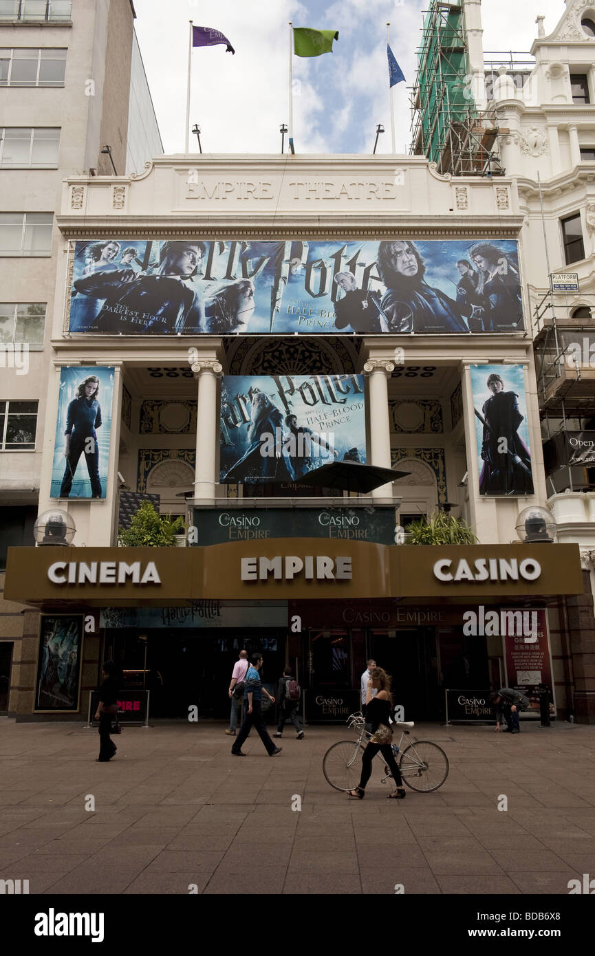 Fußgänger im West End Empire Kino am Leicester Square in London geschmückt mit Werbeplakaten für Harry Potter Film / film Stockfoto