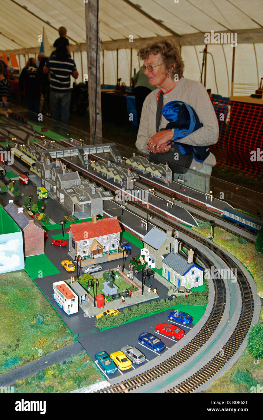 eine Frau auf der Suche auf ein Modell Eisenbahn Ausstellung zu einem Modell Messe in Cornwall, Großbritannien Stockfoto