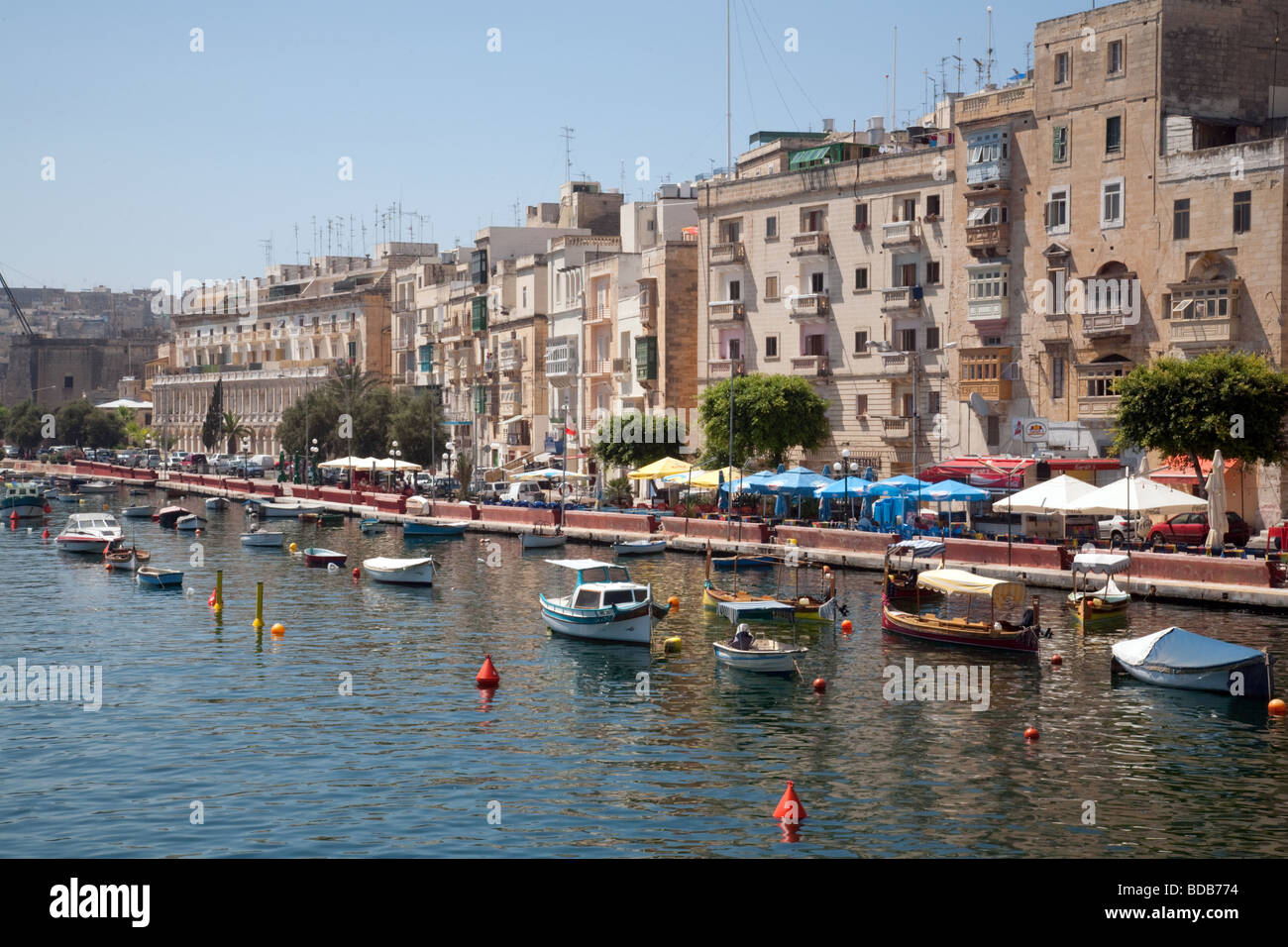 Boote auf der Uferpromenade, die drei Städte, Valletta, Malta Stockfoto