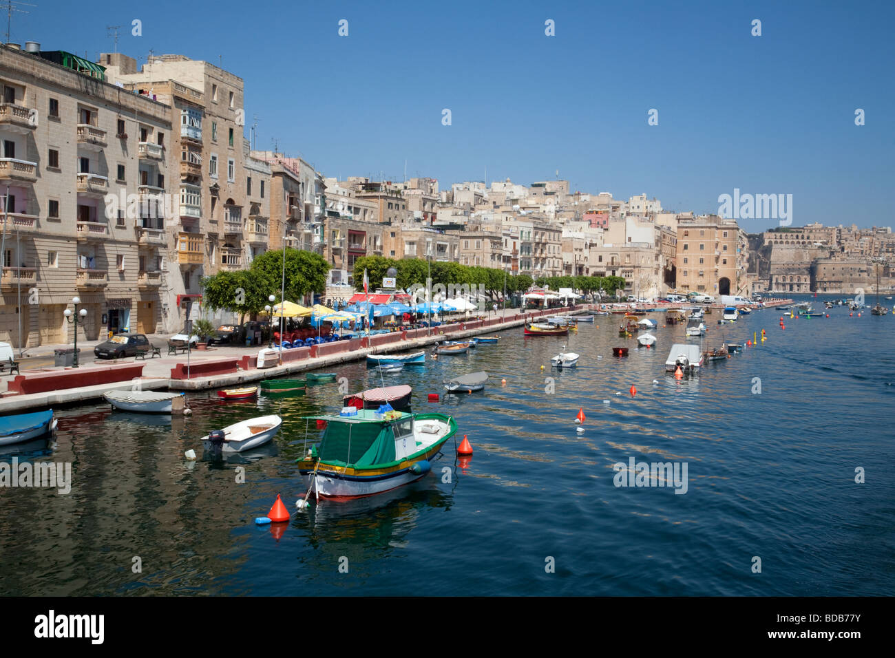 Boote auf der Uferpromenade, die drei Städte, Valletta, Malta Stockfoto