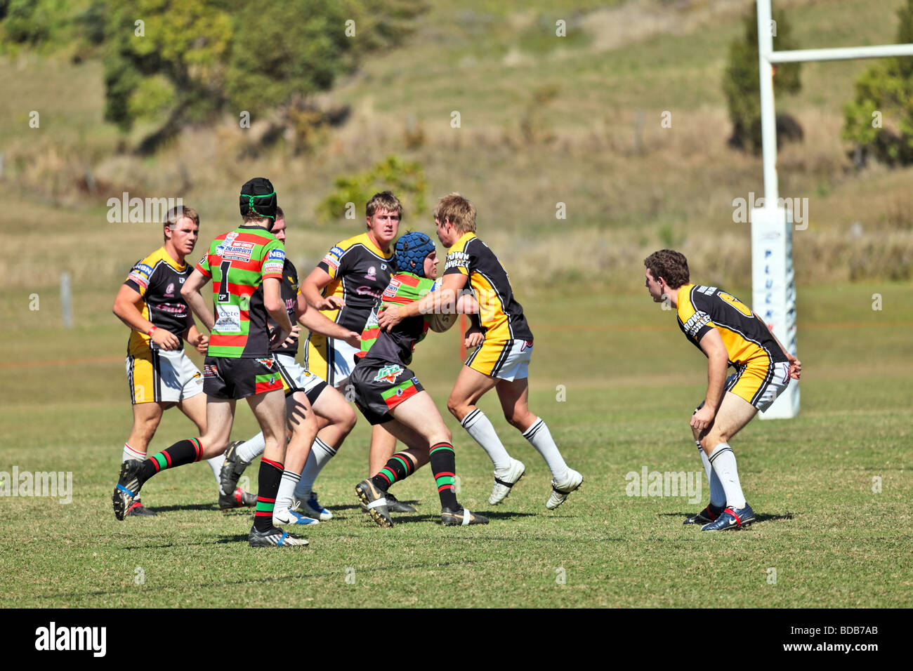 Teams der australischen Rugby-Liga ein Spiel mit Elementen von einem Scrum laufen tretend und tackle Stockfoto
