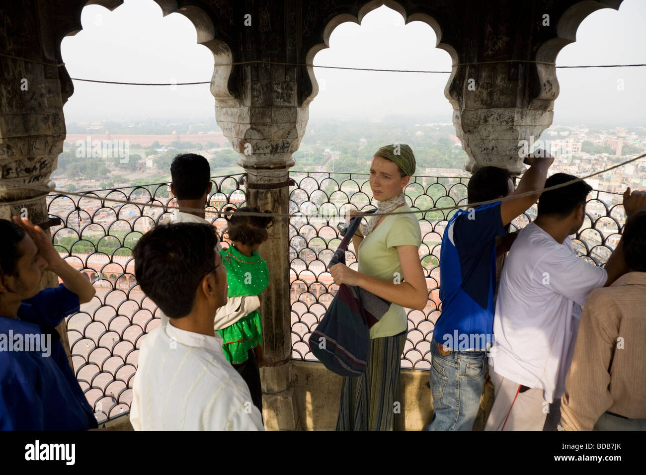 Westliche Frau Tourist an der Spitze des südlichen Minaretts der Jama Masjid – oder große Moschee – Delhi. Indien. Stockfoto