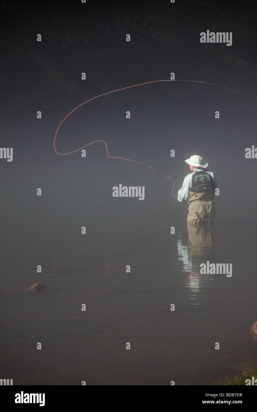 Einsamer Fliegenfischer im Morgennebel auf dem Smith River, Virginia, USA Stockfoto