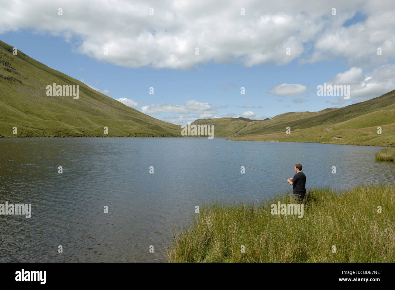 Ein Mann-Fliegenfischen auf Hayeswater im englischen Lake District Stockfoto