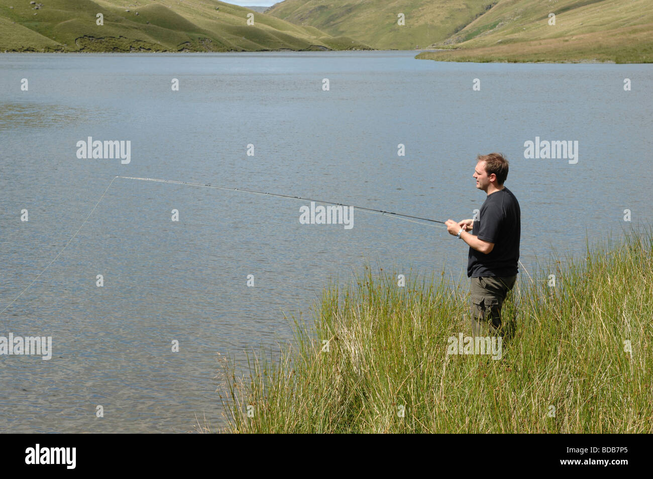 Ein Mann-Fliegenfischen auf Hayeswater im englischen Lake District Stockfoto