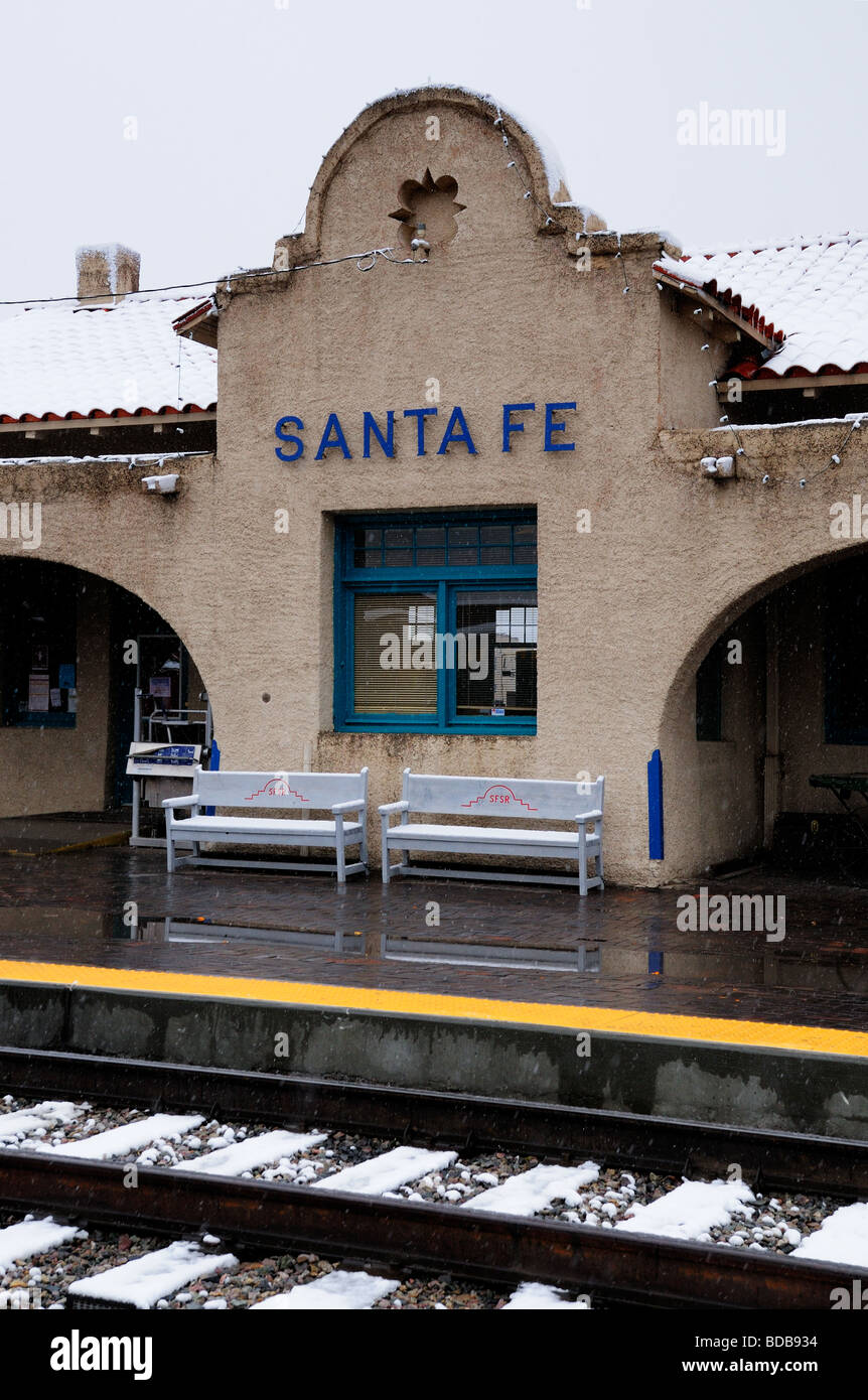 Schnee Stäube der Santa Fe Railroad Depot in The Railyard, Santa Fe, New Mexico Stockfoto