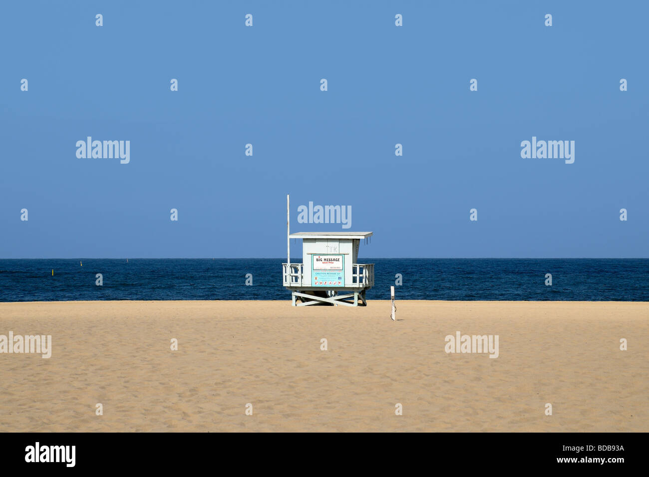 Rettungsschwimmer-Turm am einsamen Strand, Hermosa Beach, Kalifornien, USA Stockfoto