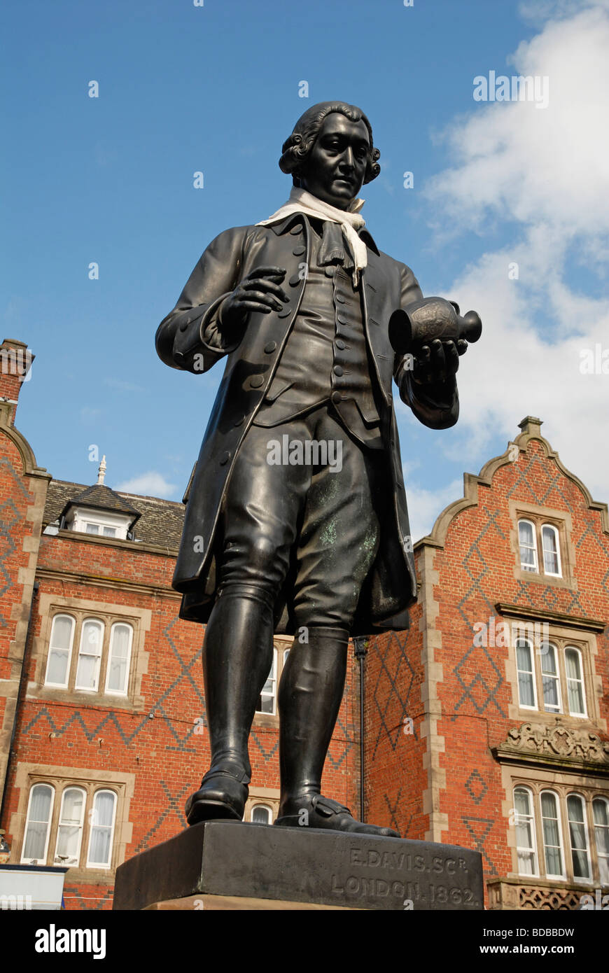 Statue von Josiah Wedgewood komplett mit Schal platziert, indem ein Spaßvogel in Stoke-on-Trent UK 2009 Stockfoto