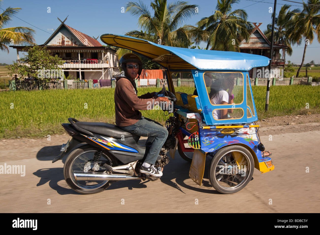 Indonesien Sulawesi Makassar Pangkajene Passagiere in Benjor Becak motor Motorrad Rikscha Stockfoto