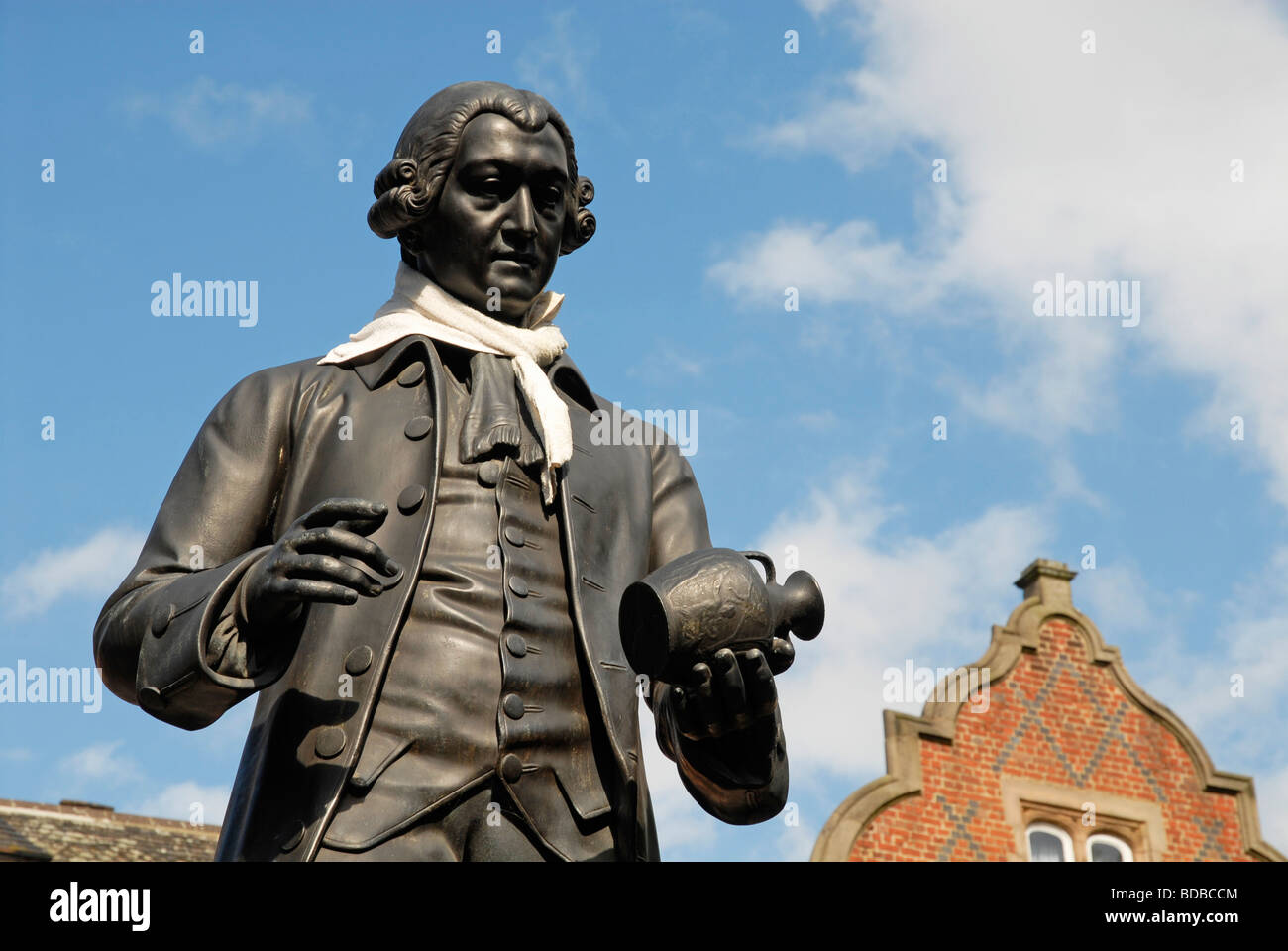 Statue von Josiah Wedgewood komplett mit Schal platziert, indem ein Spaßvogel in Stoke-on-Trent UK 2009 Stockfoto