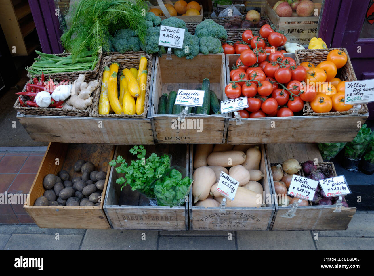 Bio-Gemüse auf einen Stall außerhalb eine grüne Lebensmittelhändler Stockfoto