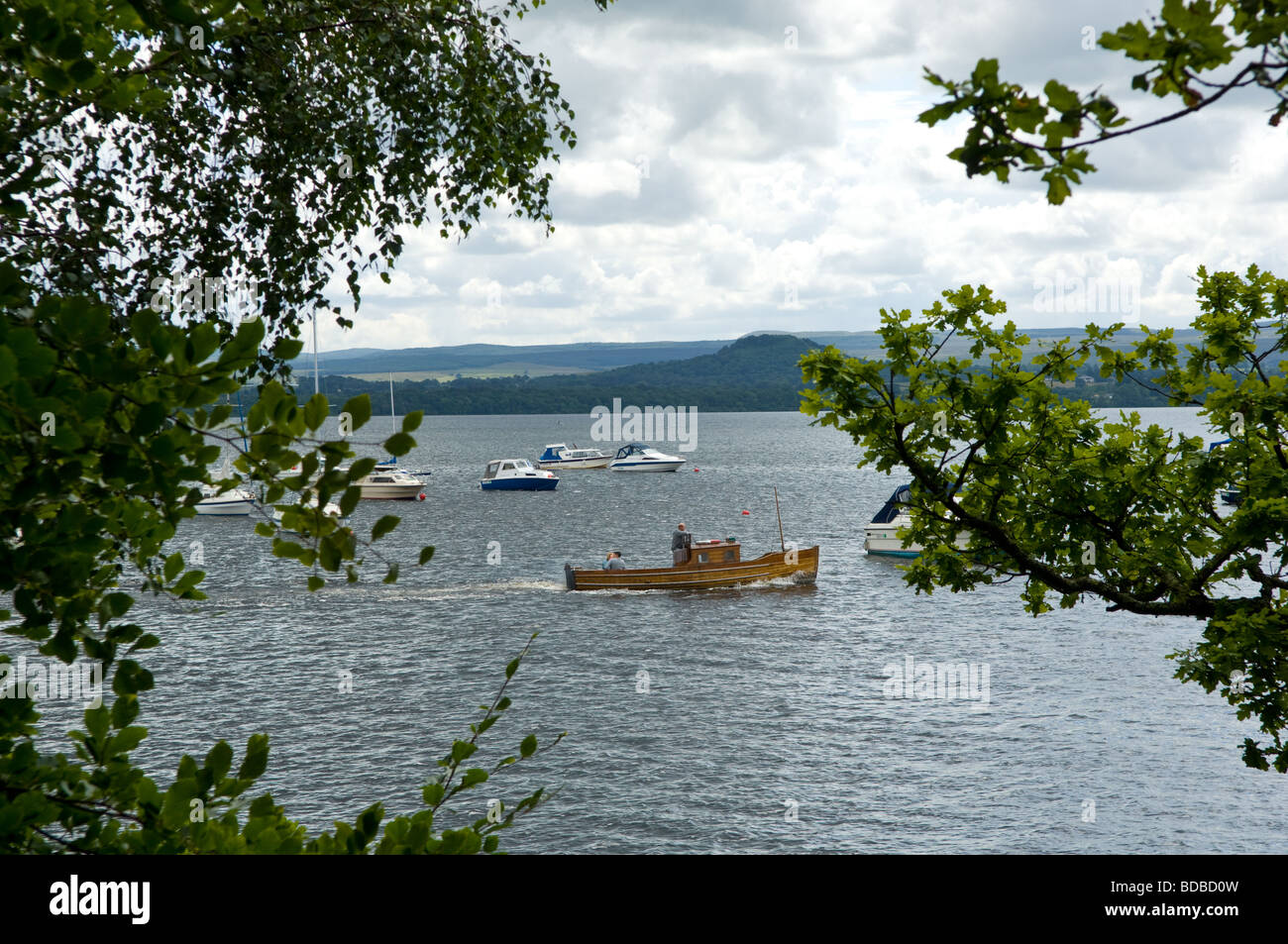 Freude oder touristischen Ausflugsboot auf Loch Lomond nur aus einem Dorf namens Balmaha, Schottland. Stockfoto Freude oder touristischen Ausflugsboot auf Loch Lomond nur aus einem Dorf namens Balmaha, Schottland. Stockfoto
