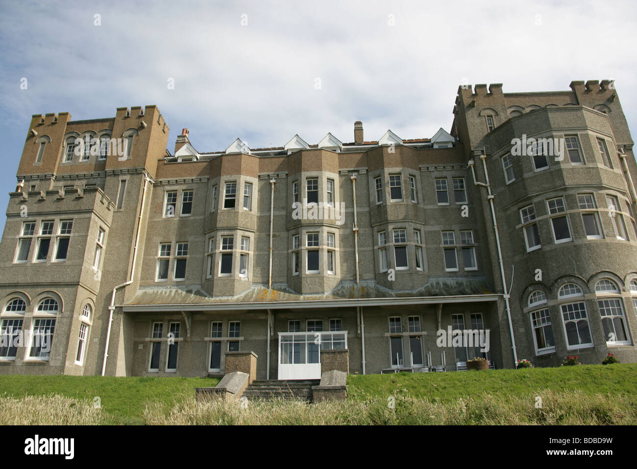 Dorf von Tintagel, England. Heckansicht des Camelot Castle Hotel in Tintagel. Stockfoto