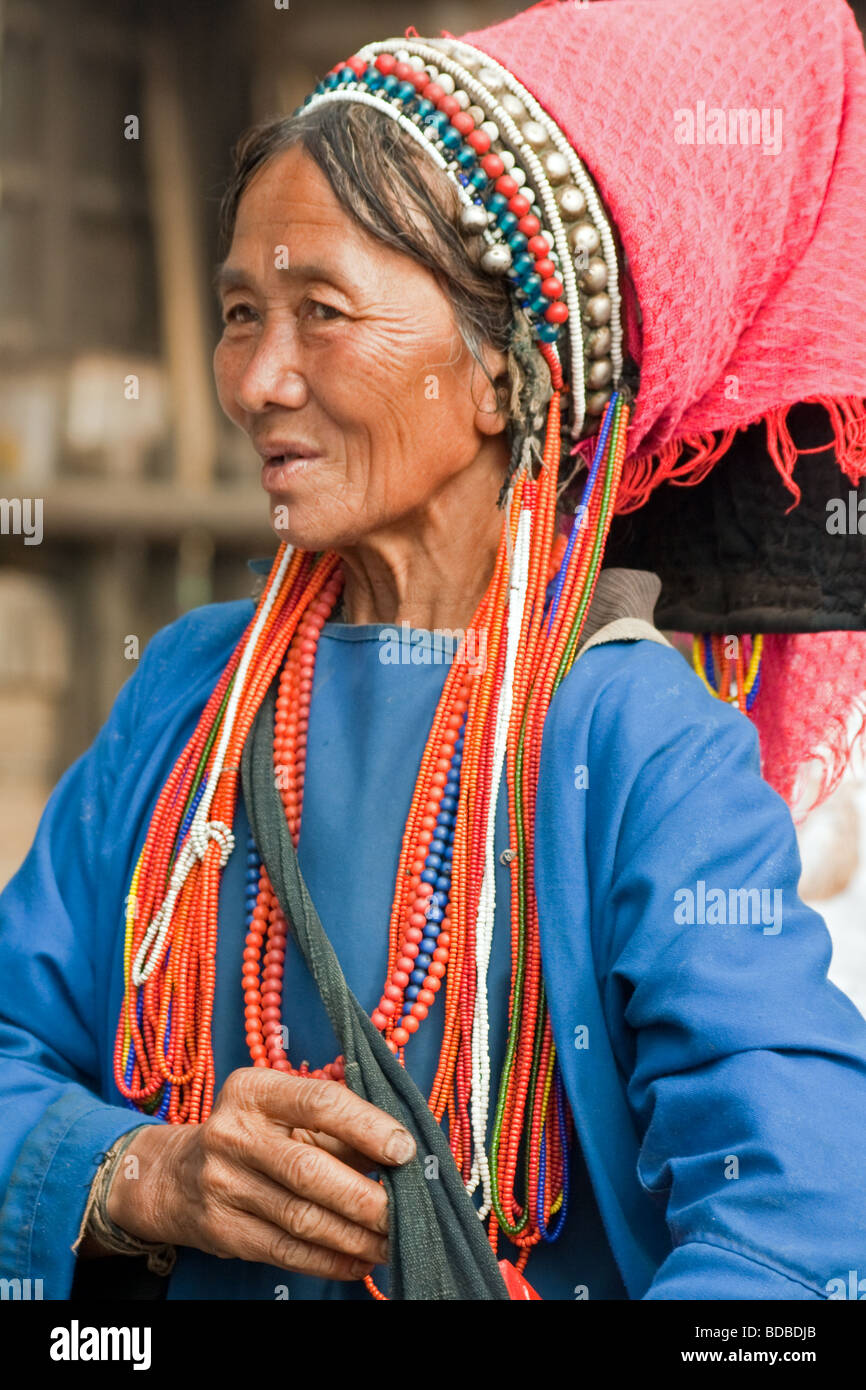 Akha Tribal Frau am Xiding Markt, Yunnan, China Stockfoto