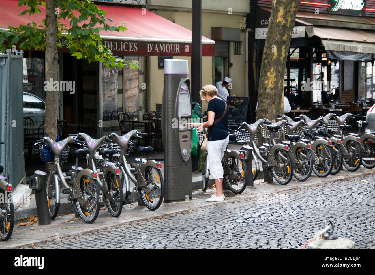 Frau im Velib Paris ein Fahrrad zu mieten "Kiosk Stockfoto