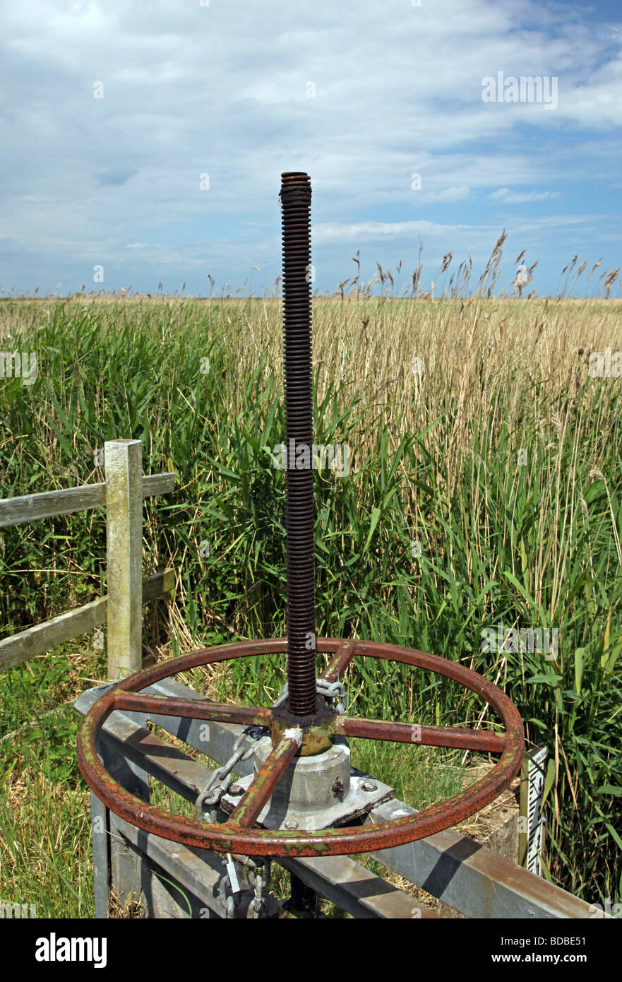 Schleuse am Fluss Stockfoto