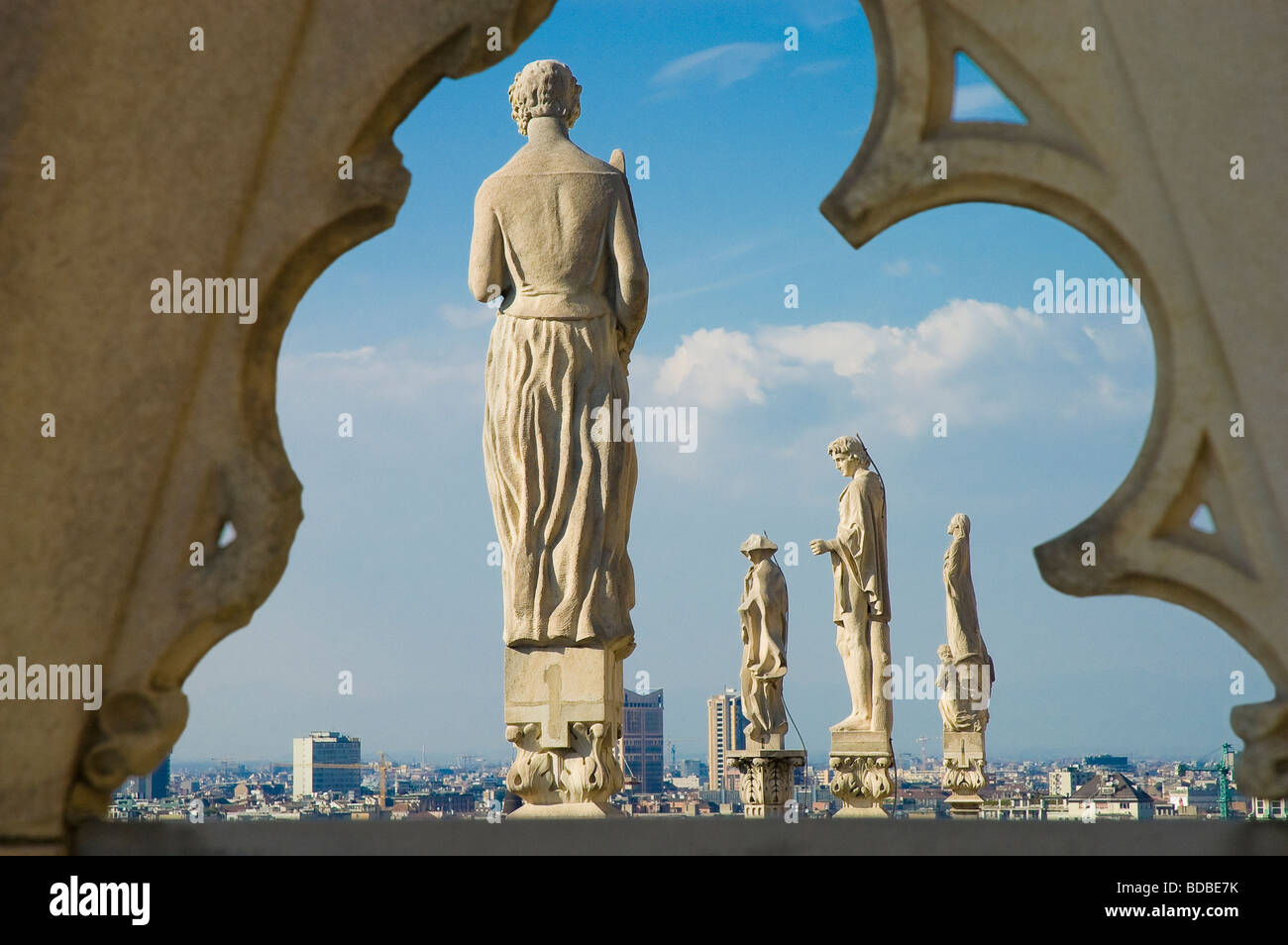 Statuen auf dem Dach des Il Duomo di Milano die viertgrößte Kirche der Welt Stockfoto