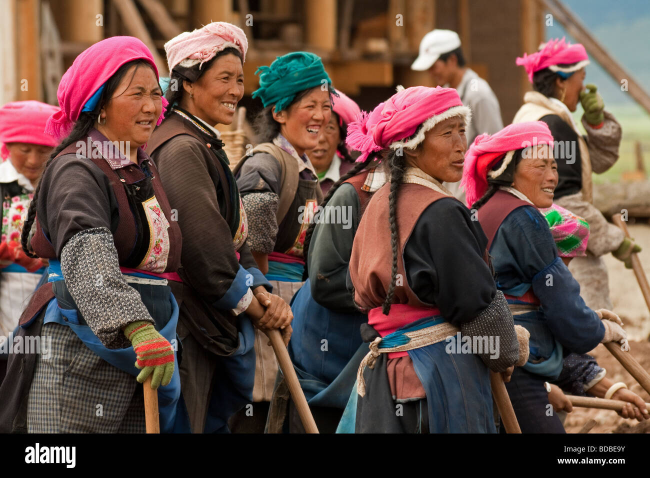 Tibetische Frauen arbeiten auf ein neues Haus in Zhongdian, Yunnan/Tibet Grenze, China Stockfoto