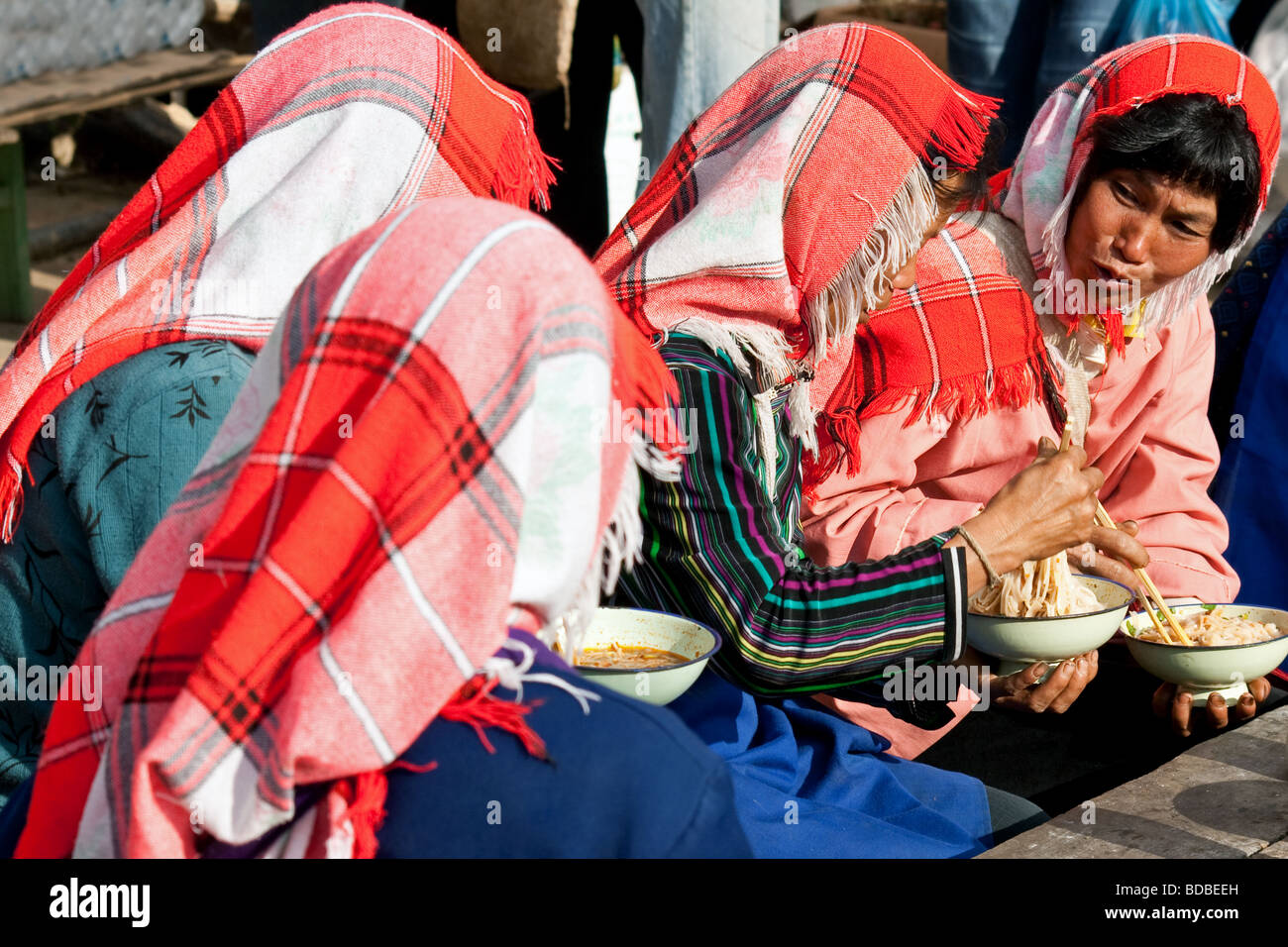 Hani Stammes-Frauen am Xiding Markt genießen Nudelsuppe zum Frühstück, Yunnan, China Stockfoto