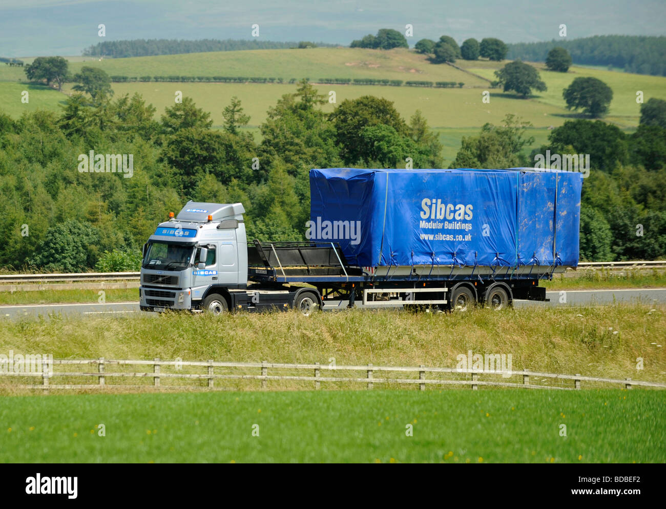 Volvo FM LKW mit flachen Anhänger mit breiten Abmormal, übergroße laden Sibcas modulare Gebäude Stockfoto