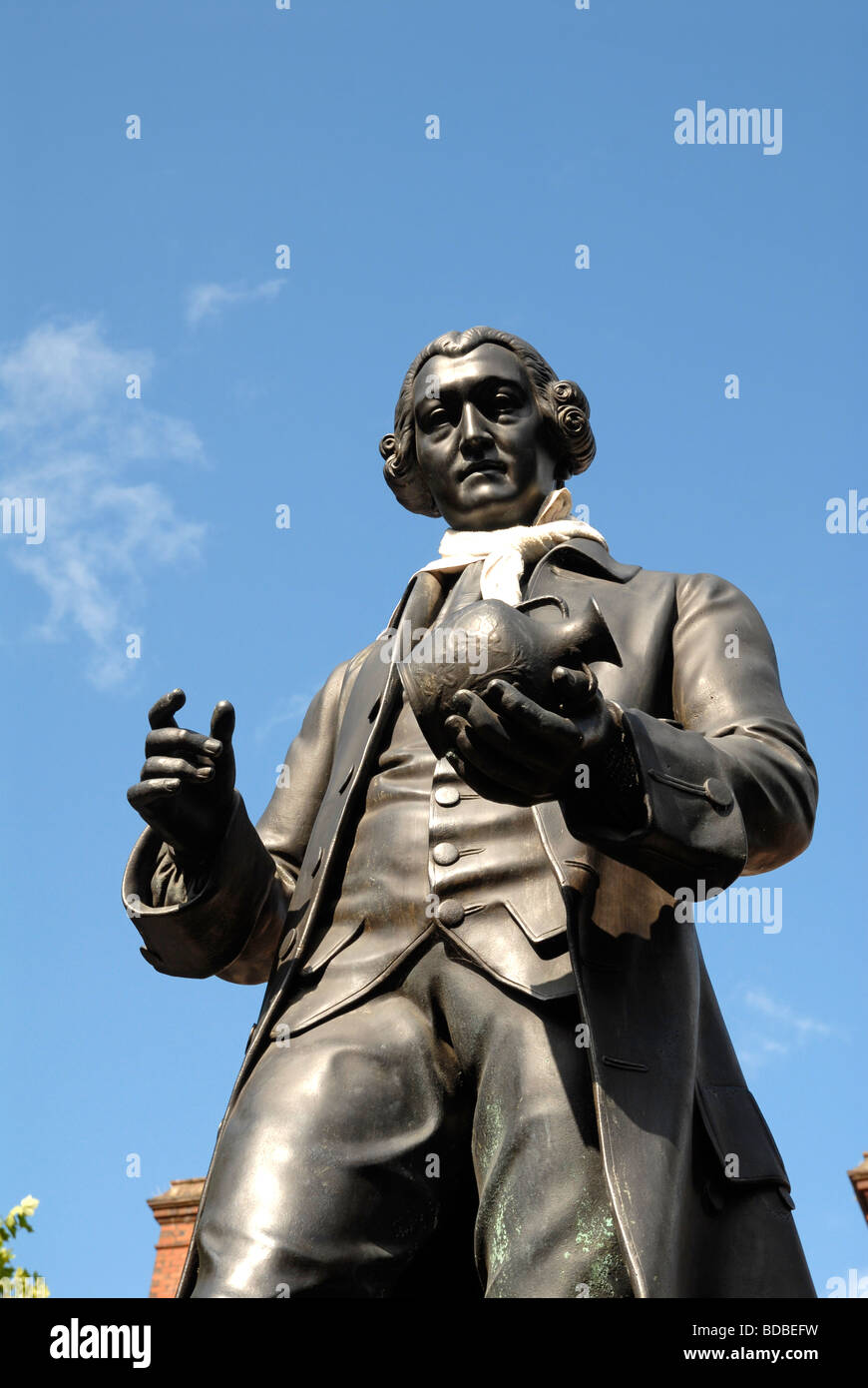 Statue von Josiah Wedgwood komplett mit Schal platziert, indem ein Spaßvogel in Stoke-on-Trent UK 2009 Stockfoto