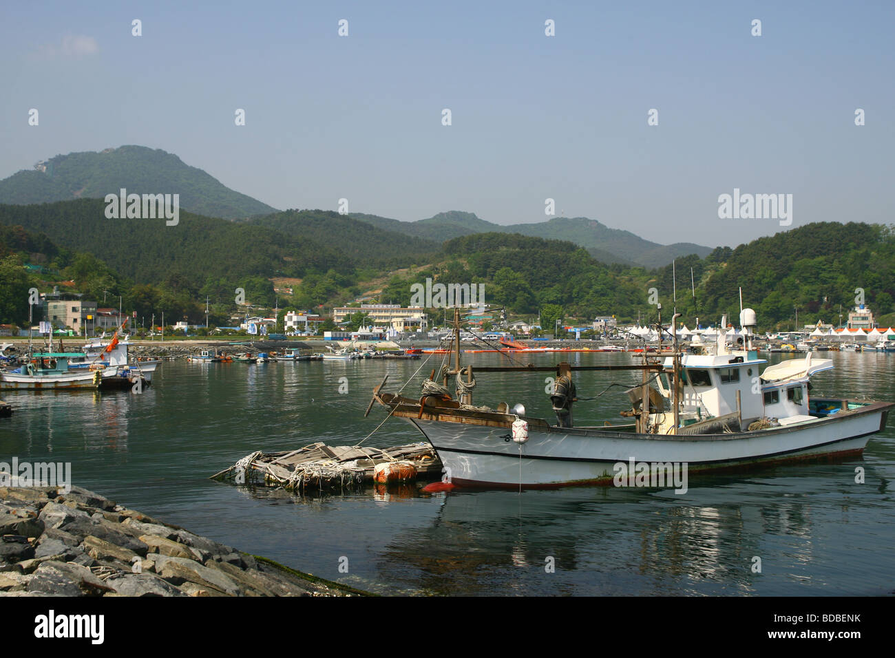 Ein Fischerboot vor Anker im Hafen in Tongyeong Südkorea Stockfoto