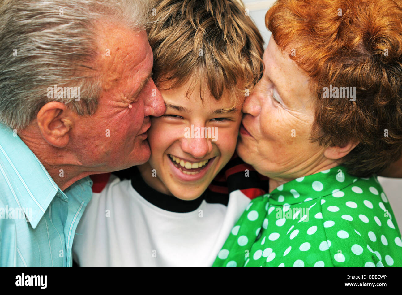 Großeltern mit Enkel Stockfoto