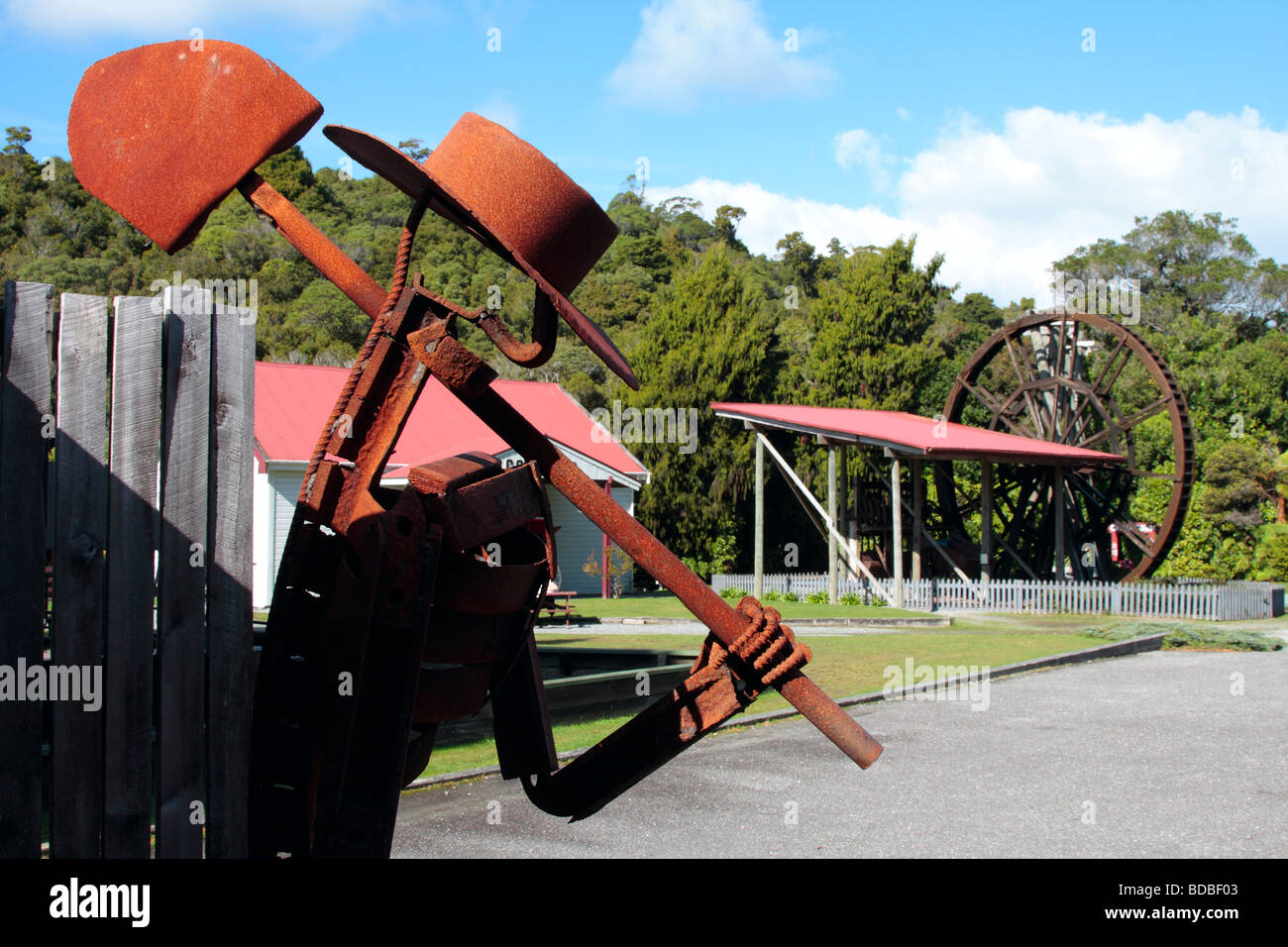 Ein Schrott Eisen Bildhauerei an der Vorstadt New Zealand Stockfoto