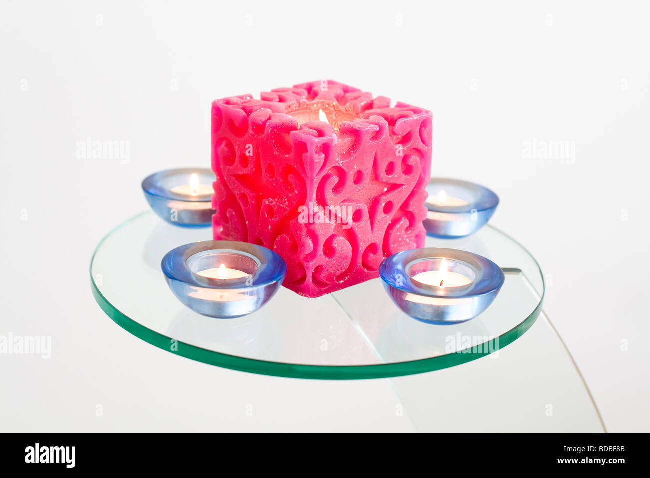 Diwali Kerzen auf Glastisch Stockfoto