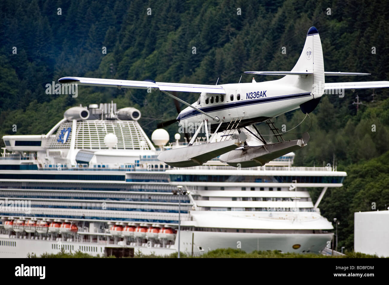 Die Reise- und Tourismusbranche Geschäft floriert in Küsten Alaskas. Ein Kreuzfahrtschiff und Sightseeing-Flugzeug in der Nähe von Juneau, Alaska Stockfoto