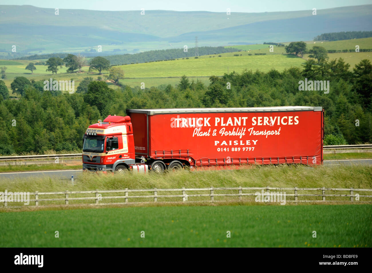 Foden Alpha LKW mit spezialisierten Stepframe Anhänger, Gabelstapler Lkw Werk Dienstleistungen Paisley zu liefern Stockfoto