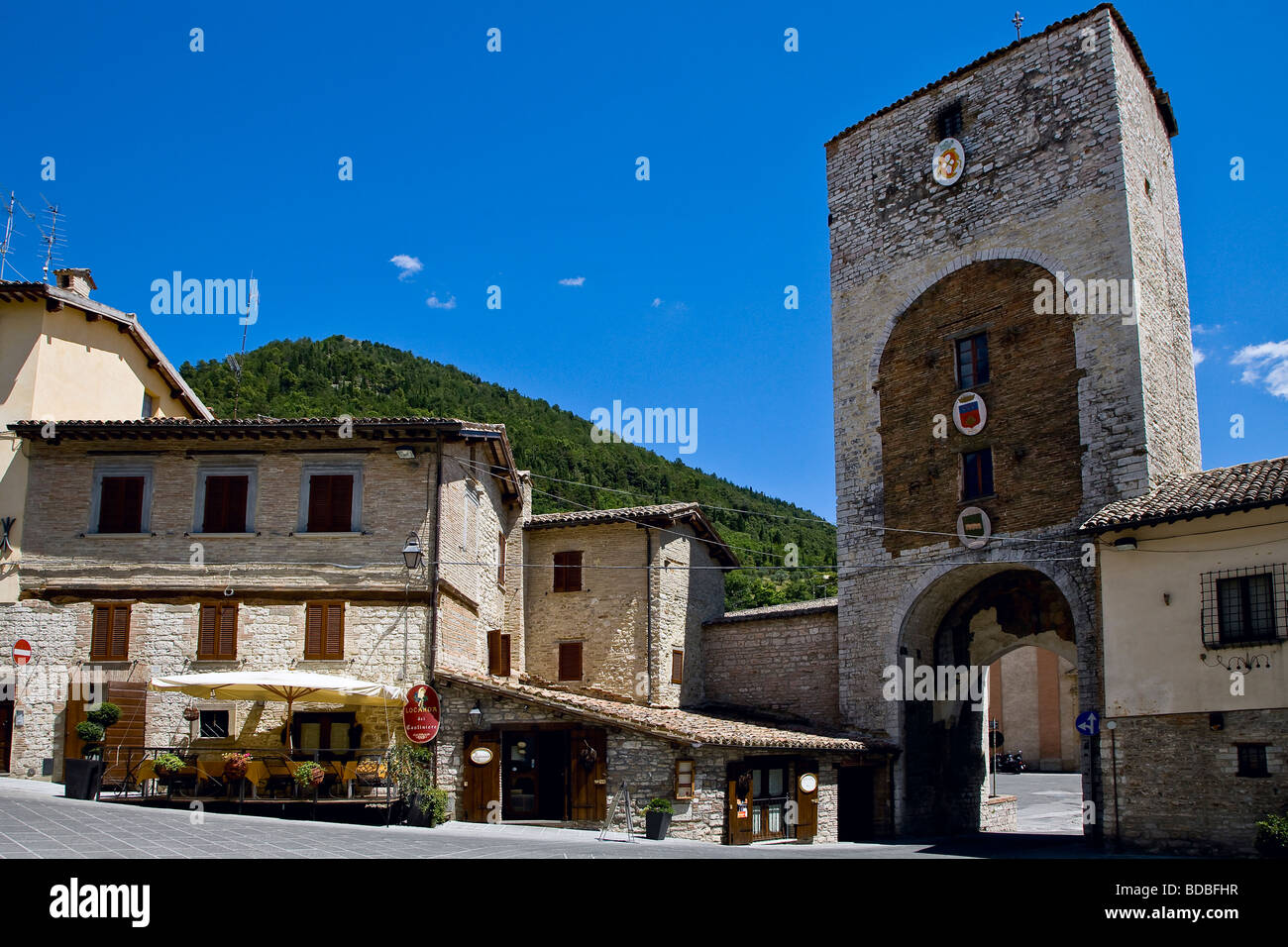 Die Porta di Sant Agostino Tor der Stadtmauer von Gubbio Stockfoto