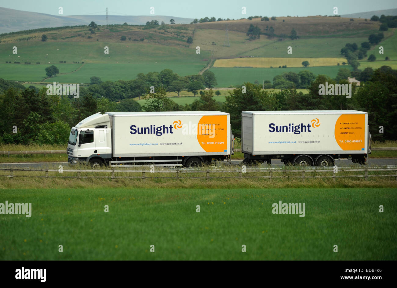 DAF-LKW und Deichsel trailer Sonnenlicht Textilservice Stockfoto