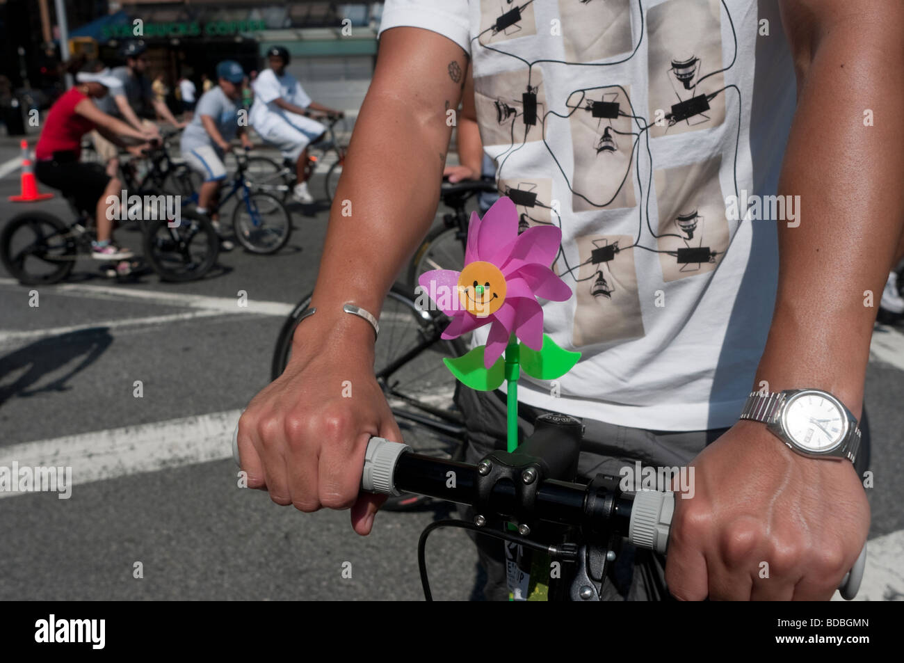 New York, NY - Summer Streets Fahrrad dekoriert mit einem lächelte konfrontiert Pin Rad Stockfoto