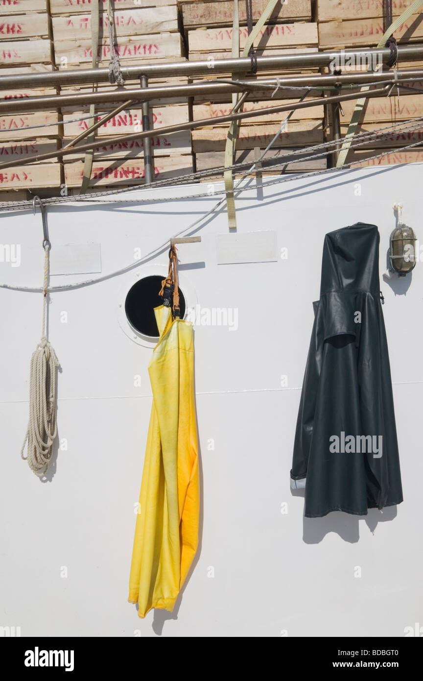 Wasserdichte Kleidung auf der Seite ein Fischerboot in Griechenland Stockfoto