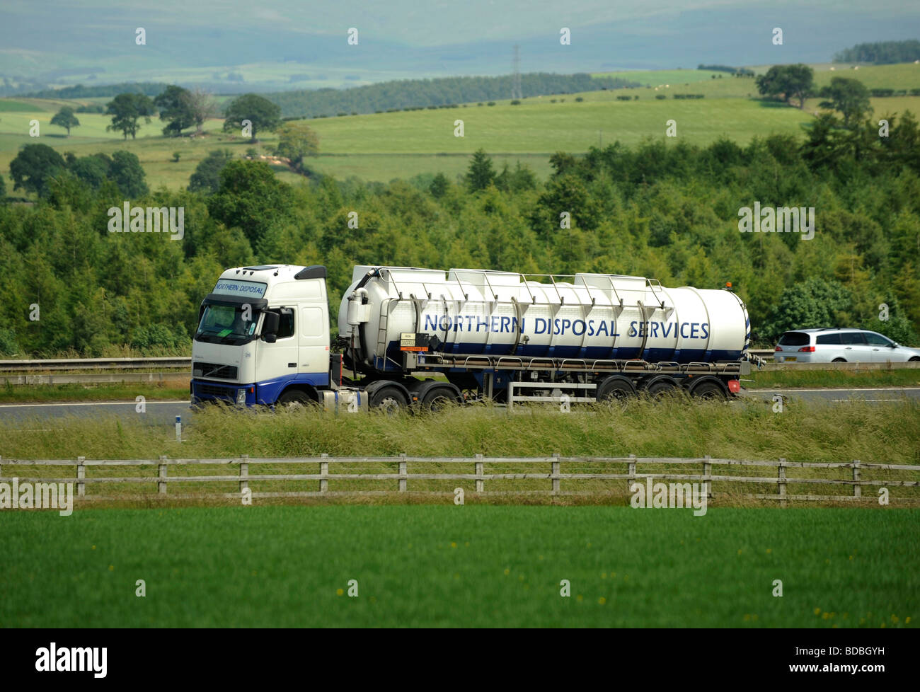 Volvo Lkw und Tanker trailer nördlichen Entsorgungsdienstleistungen Stockfoto