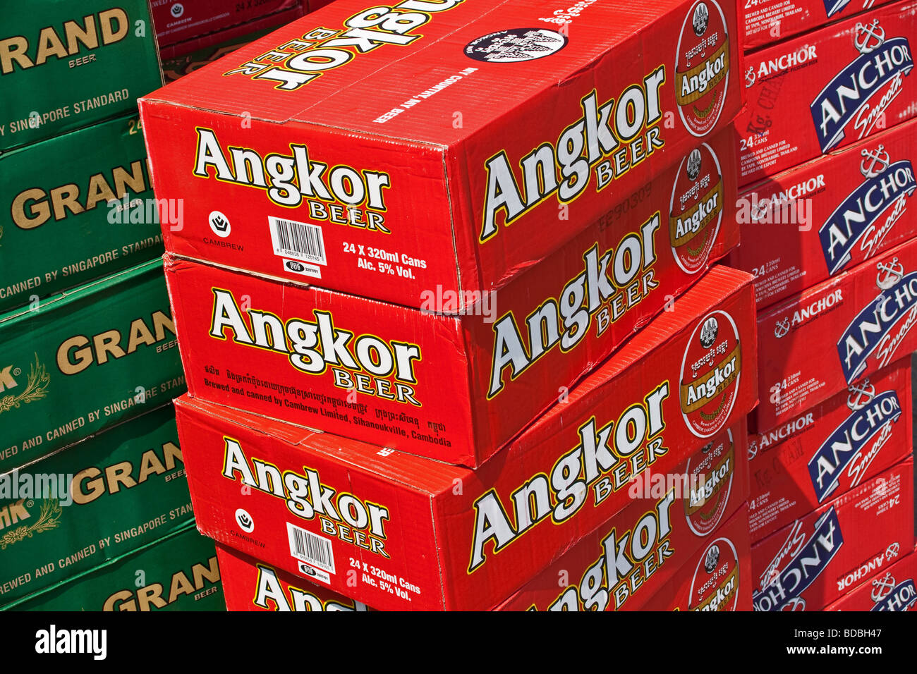 Kisten mit kambodschanischen Bier in Kampong Cham, Kambodscha Stockfoto