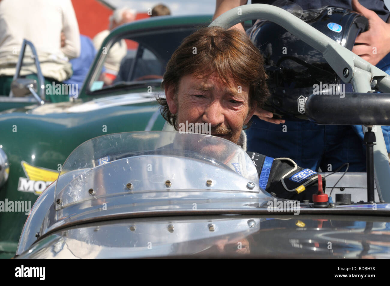 Chris Rea mit seinem Lotus Mark 6-Sportwagen auf der Silverstone Classic 2009 Stockfoto